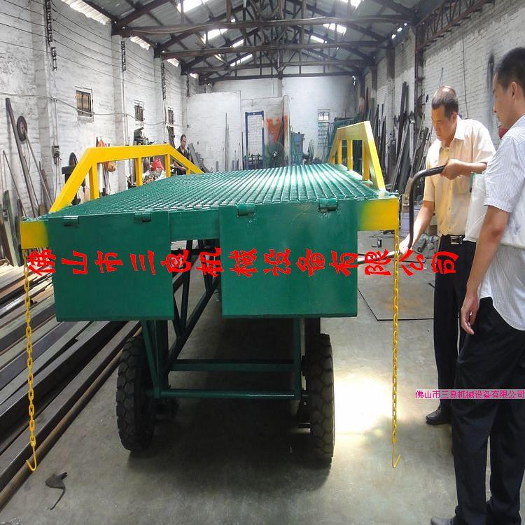 供應(yīng)移動式登車橋是貨物裝卸作業(yè)快速高