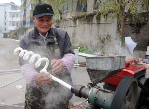 多功能玉米棍谷物膨化機廠家直銷,柴油機帶空心實心玉米棍焦米棍膨化機,五谷雜糧大米小米膨化果康樂果機