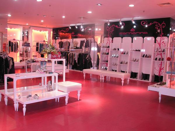 供應(yīng)廣州專業(yè)生產(chǎn)服裝店展柜展架廠家