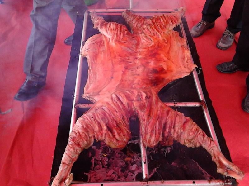 供應(yīng)現(xiàn)場燒全羊