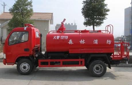 供應送水車為用水困難的地區(qū)送溫暖