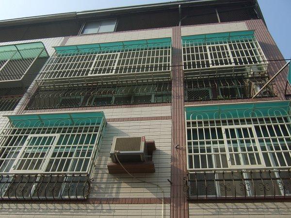 供應(yīng)鋁合金門窗不銹鋼門窗誠心訂做致電