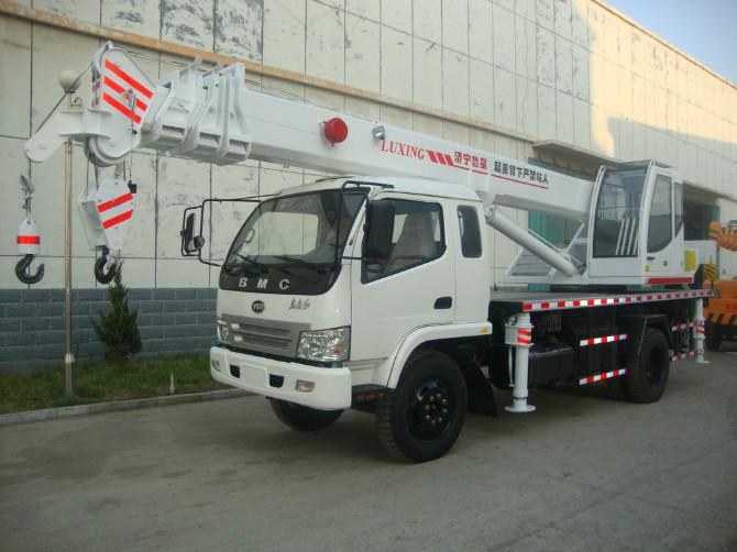 供應8噸東方紅汽車底盤吊車，山東吊車，唐駿歐鈴底盤吊車