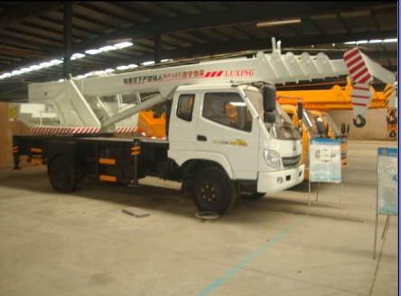 供應8噸分體吊車，8噸唐駿歐鈴底盤吊車，東方紅底盤吊車