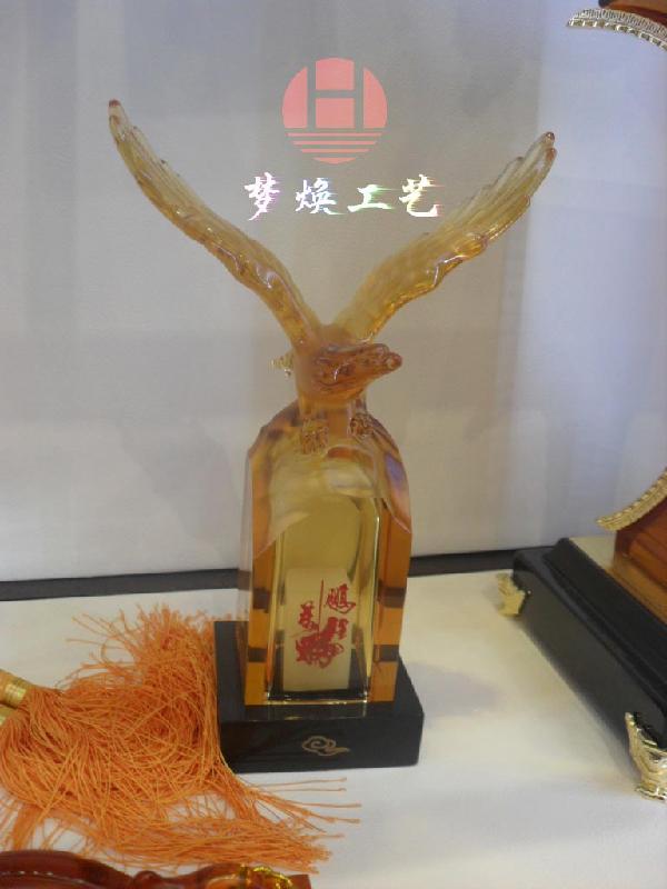 供應(yīng)琉璃水晶工藝品鷹鼎筆筒獸物擺件
