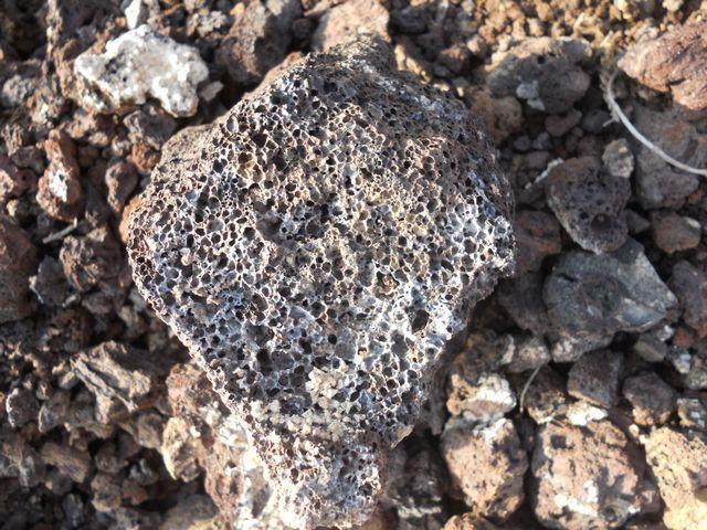 供應火山石火山巖￥浮石水處理火山石13930104417