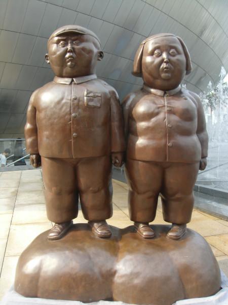 供應(yīng)玻璃鋼城市景觀人物雕塑