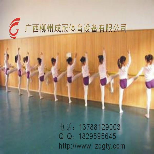 河池球館籃球場木紋PVC運(yùn)動地膠圖片