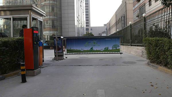 供應(yīng)北京廣告道閘，北京自動(dòng)翻轉(zhuǎn)廣告道閘