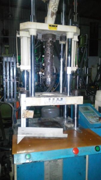 供應(yīng)用于USB插頭的200立式線材注塑機(jī) 200立式線材注塑機(jī)價(jià)格