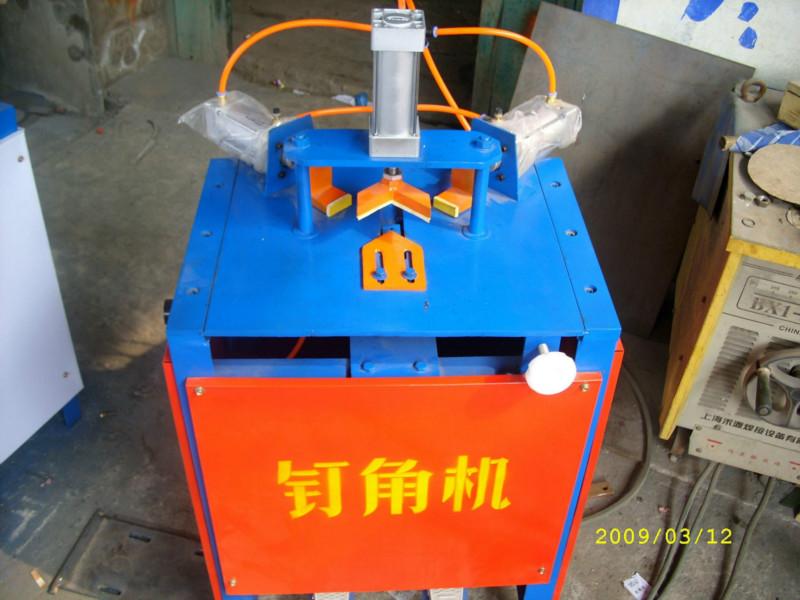 供應(yīng)河北新型釘角機(jī) 氣動(dòng)釘角機(jī)價(jià)格 釘角機(jī)廠家視頻 河北利泰機(jī)械