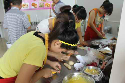 供應(yīng)深圳生日蛋糕面包西點(diǎn)自選班開課了 快來報(bào)來吧,*惠中