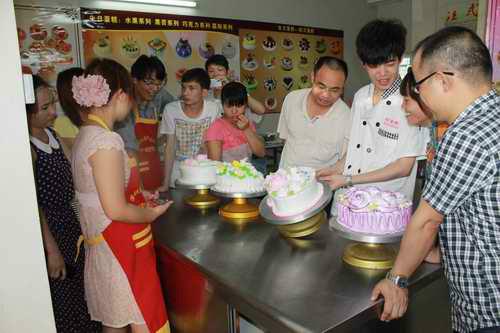 供應(yīng)深圳石巖生日蛋糕培訓(xùn)機(jī)構(gòu) 生日蛋糕裱花培訓(xùn) 生日蛋糕十二生宵培訓(xùn)