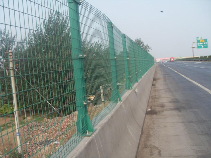 供應(yīng)山東省高鐵隔離柵高速公路隔離柵