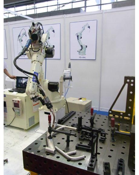 供應(yīng)焊接機(jī)器人