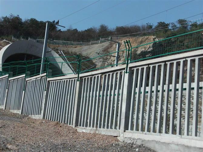 供應(yīng)高速路護(hù)欄網(wǎng)鐵路護(hù)欄網(wǎng)隔離網(wǎng)欄