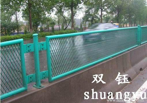 供應內蒙古 包頭網圍欄_鋼板網圍欄又名防眩網 防撞網