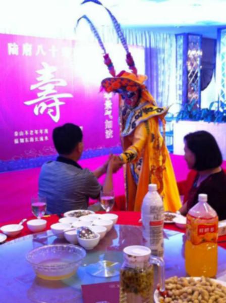 供應(yīng)廣州美女魔術(shù)師美女變臉小丑表演