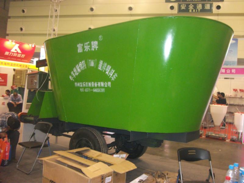 供應牛羊自動喂料車牛羊喂料設備廠家直銷自動喂料車