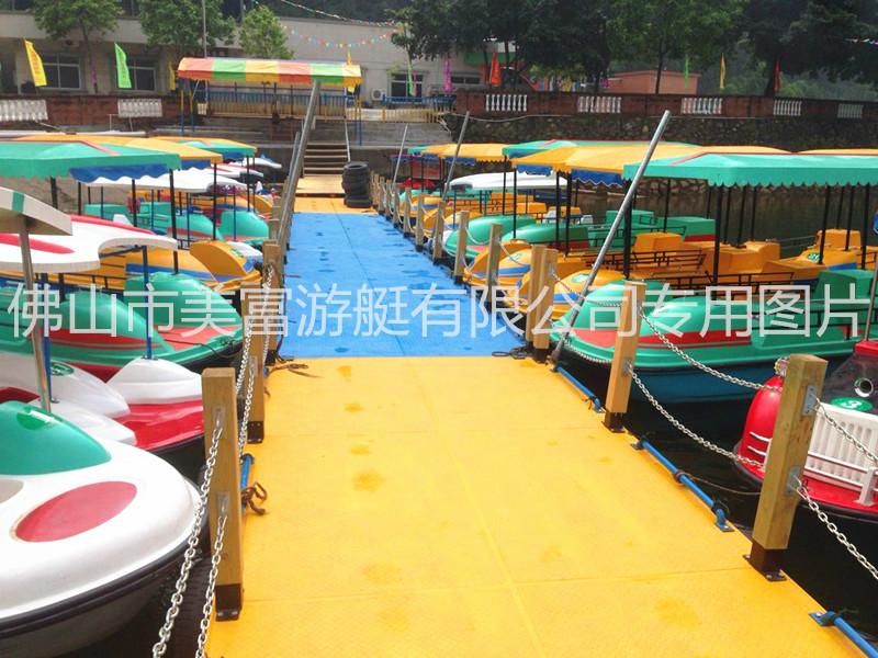 供應(yīng)2-6人玻璃鋼腳踏船、電動(dòng)船價(jià)格、公園電動(dòng)船