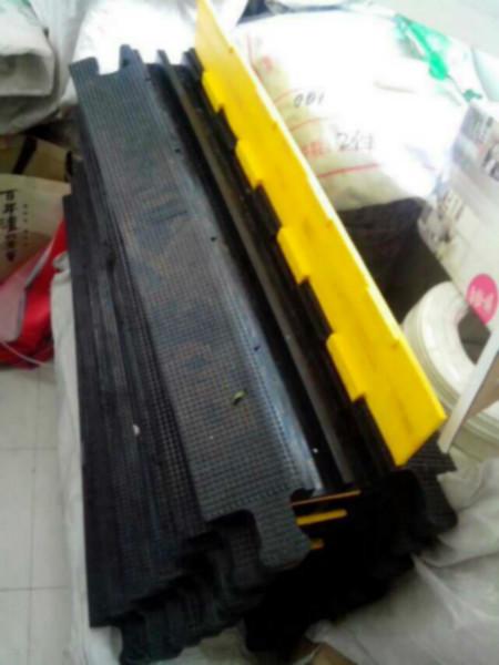 供應(yīng)河間橡膠過橋板，河北過橋板出售