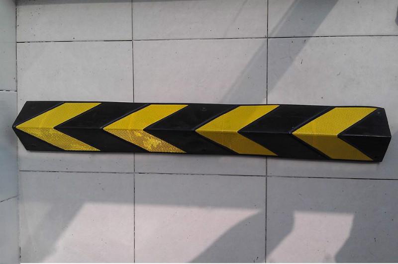 供應(yīng) 上海橡膠護(hù)角停車場(chǎng)護(hù)墻角廠家