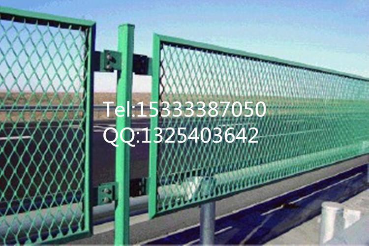 鋼板網(wǎng)護(hù)欄網(wǎng)廠圖片