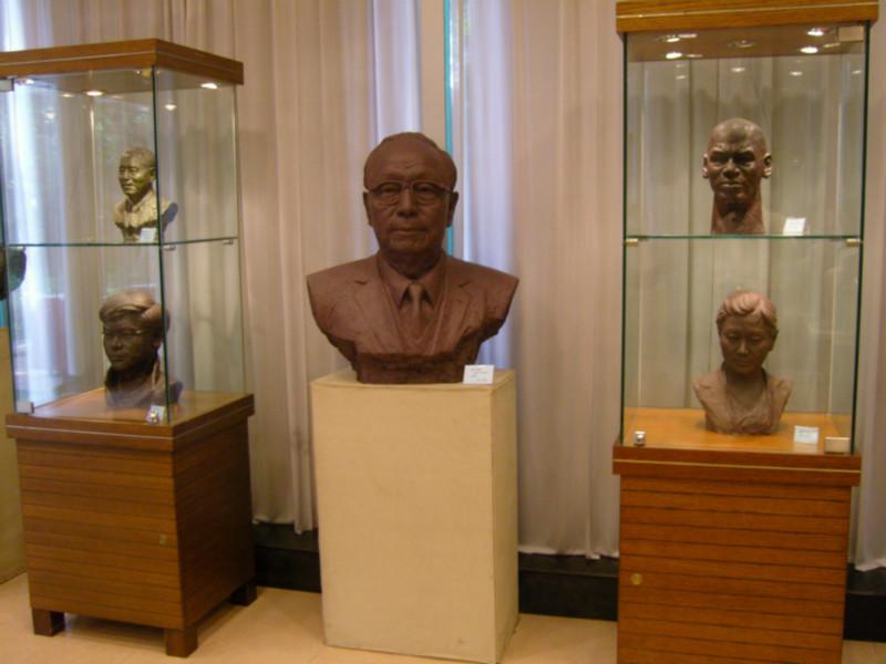 供應(yīng)貴州人物肖像雕塑/貴州名人雕像/貴陽名人雕塑價(jià)格/湖南名人雕塑價(jià)格