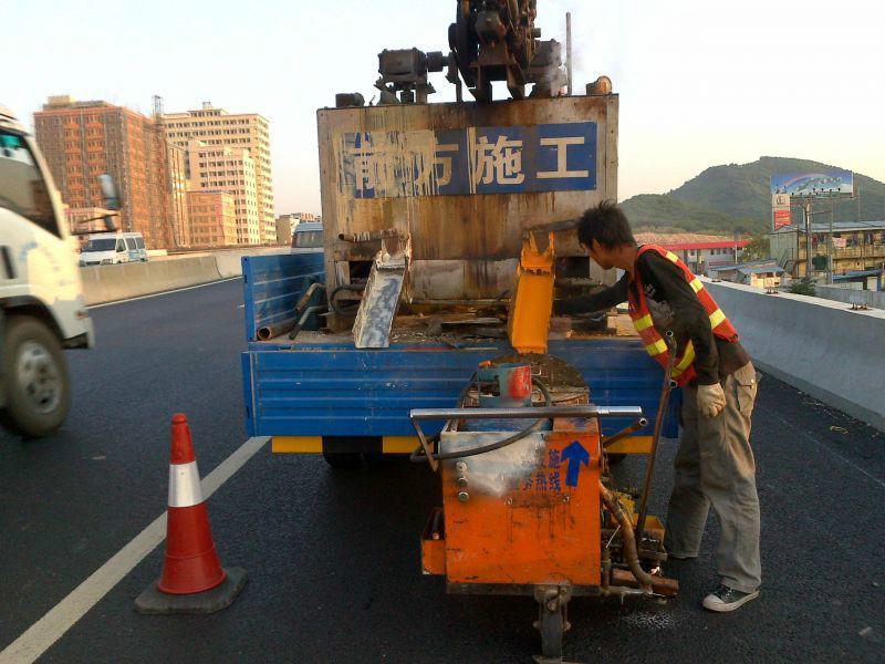 供应热熔划线、深圳热熔划线、道路划线、停车场车位线、深圳交通设施图片