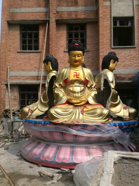 供應(yīng)三寶佛廠家哪家好河南佛像雕塑廠，云峰雕塑報(bào)價(jià)。