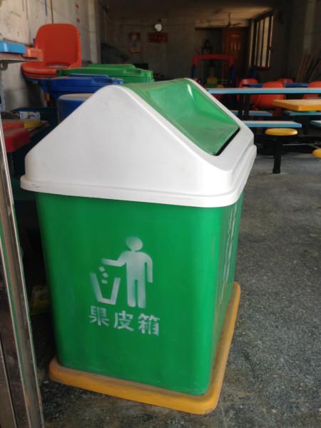 中山市優(yōu)質(zhì)玻璃鋼垃圾桶圖片