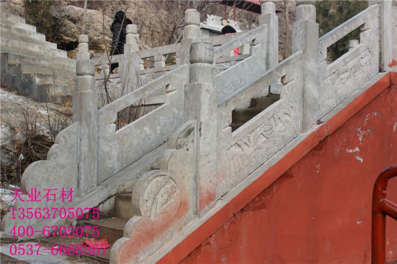 供應(yīng)山東青石欄板 石雕欄板 加工定制各種河道護(hù)欄 廠家直銷(xiāo)