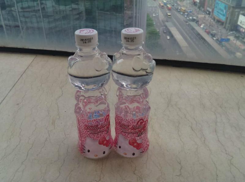 云南昆明hellokitty天然矿泉水批发图片