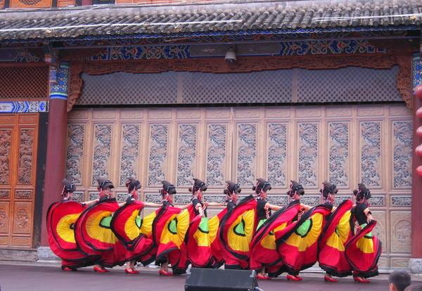 泡泡秀小丑雜耍水晶球表演肩上芭蕾圖片