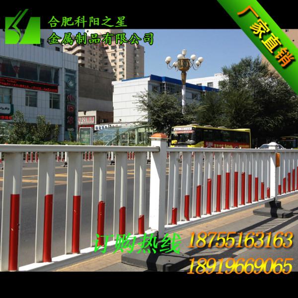 供應(yīng)安徽市政道路護(hù)欄道路中央隔離欄城市交通隔離柵 馬路鍍鋅護(hù)欄