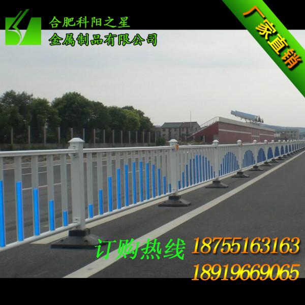 供应芜湖阜阳合肥道路市政中央隔离栏 淮南京式护栏安庆倒U型铁艺隔离栅